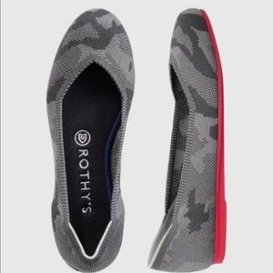 Rothys The Flat Grey Camo Rounded Toe Flat Size 8